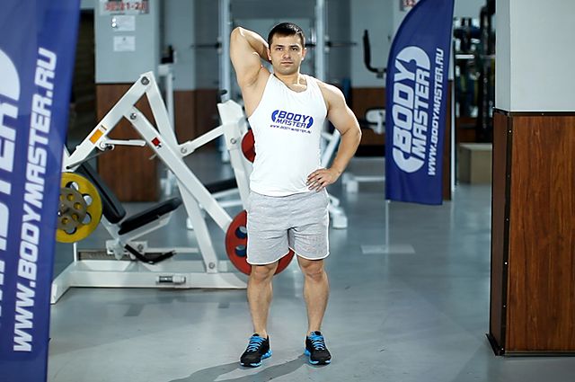 Фото упражнения Французский жим одной рукой стоя