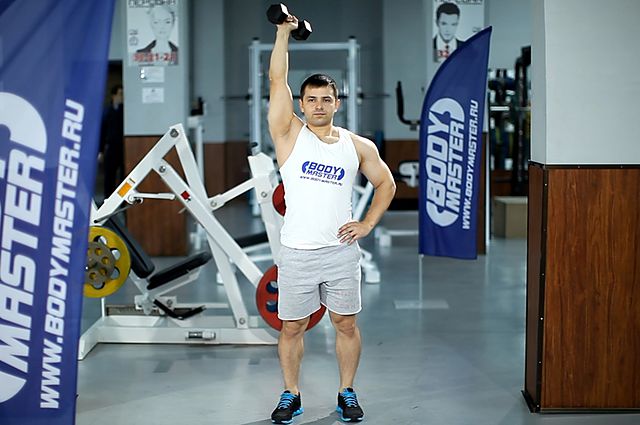 Фото упражнения Французский жим одной рукой стоя