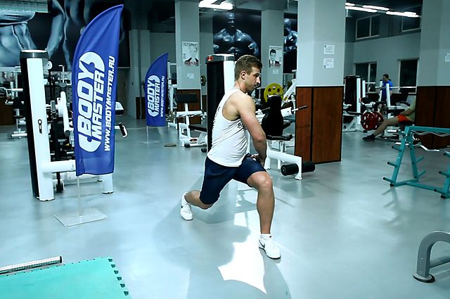 Photo of Crossover Reverse Lunge exercise